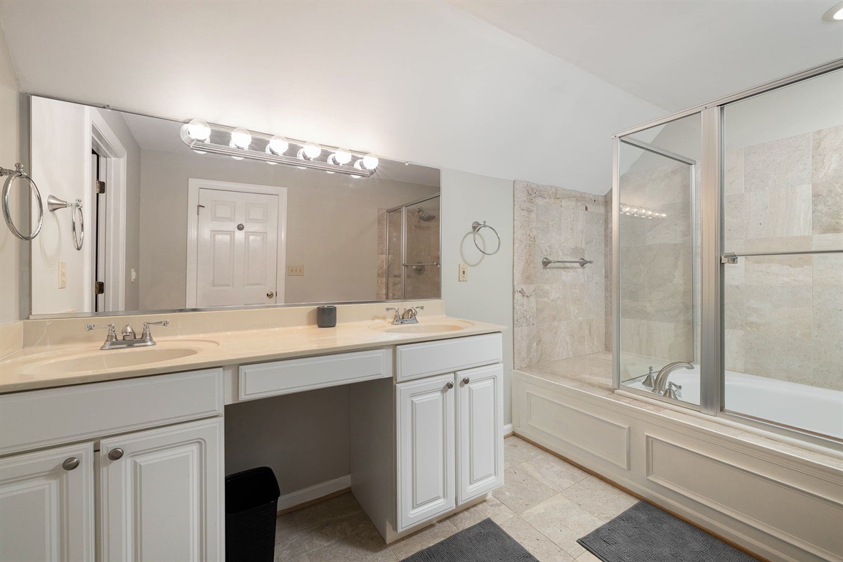 upstairs bathroom w/tub and shower combo