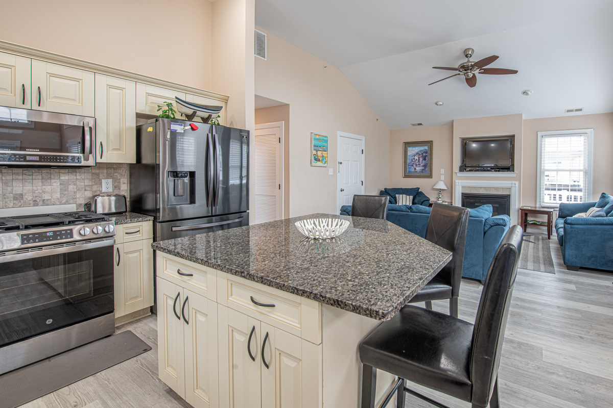 Fully Equipped Kitchen & Island Counter