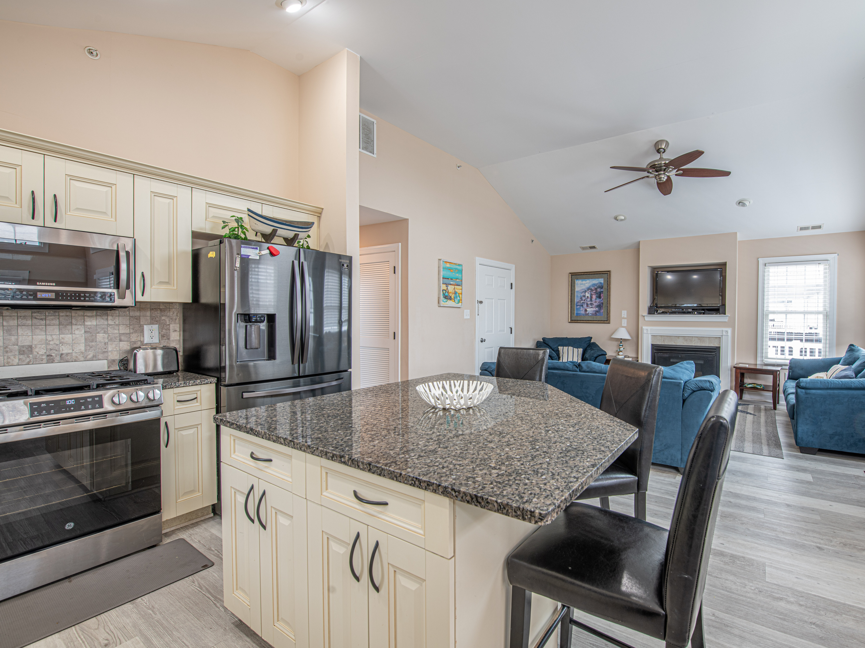 Fully Equipped Kitchen & Island Counter