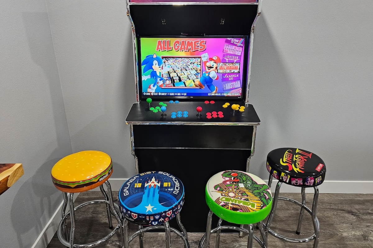 4 player retro arcade with over 10,000 games.