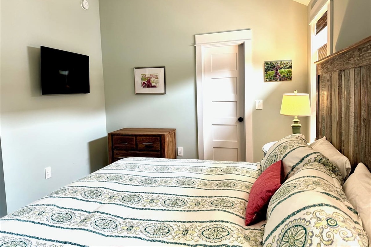 Second King BedTelevisionDresserWalk in Closet