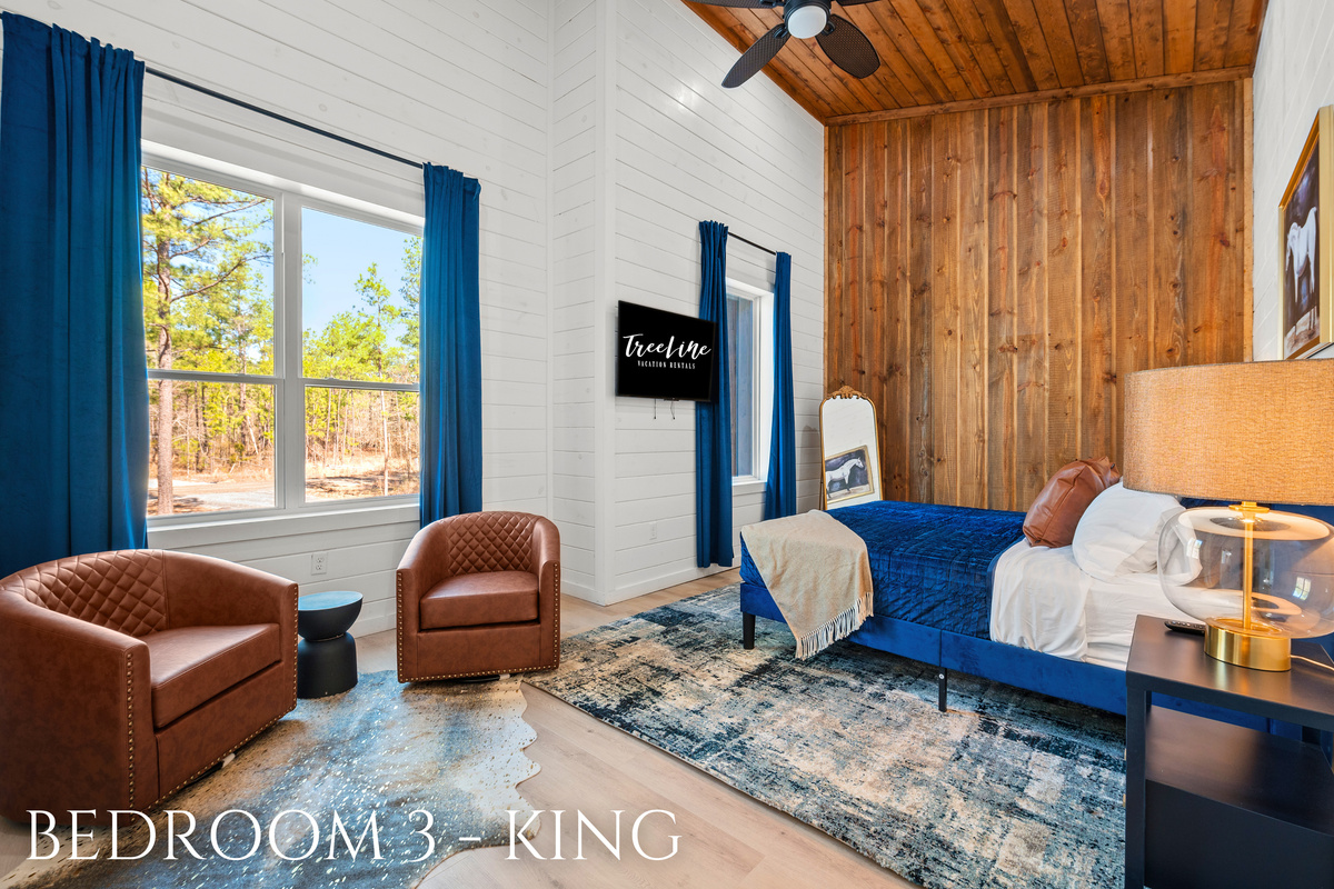 This inviting king suite combines rustic elegance with modern comfort, creating the perfect retreat for a peaceful night&rsquo;s sleep.