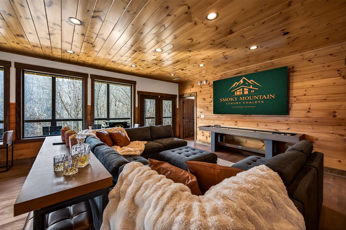 The perfect hangout after a day exploring the Smokies. Watch movies or the big game on the massive 100-inch TV, relax on the plush sectional, or grab a drink at the bar-top seating. Enjoy hours of fun with pool, shuffleboard, foosball, and classic arcade t