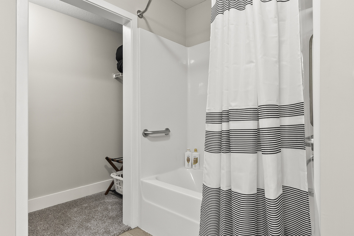 King Bathroom 2
