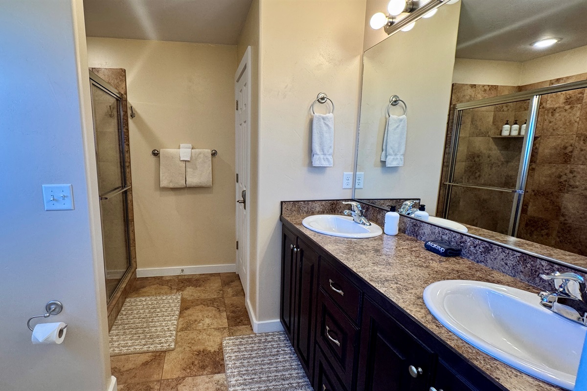 Attached Ensuite Bathroom