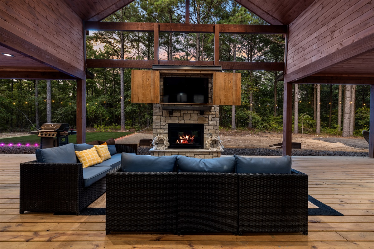 The Gathering Deck 🌲🔥
A spacious covered deck overlooking the pool, designed for slow mornings, football nights, fireside conversations, and outdoor dinners beneath the pines.