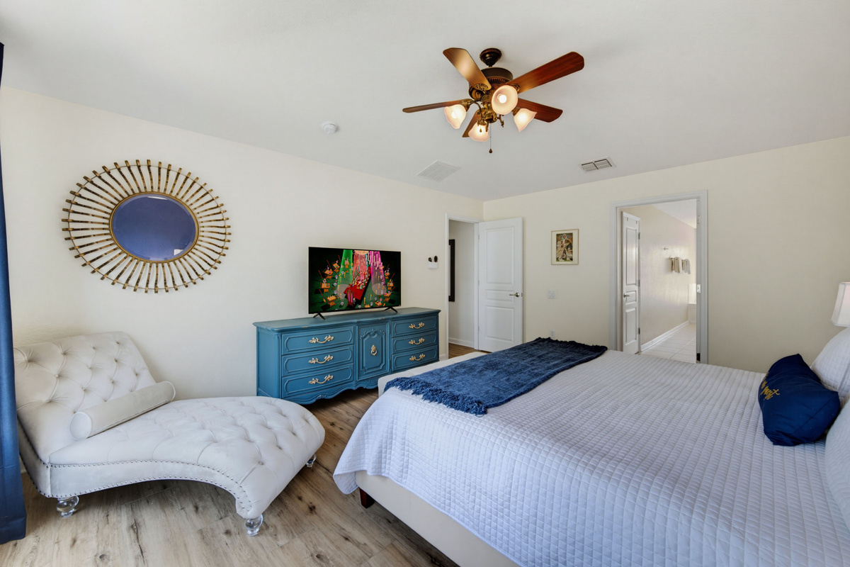 Primary king bedroom w/ en-suite bathroom