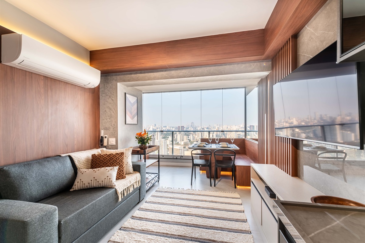 Vista ampla da sala 🛋️ Sala de estar ampla, integrada à varanda envidraçada e ao espaço de jantar. Design moderno e confortável.