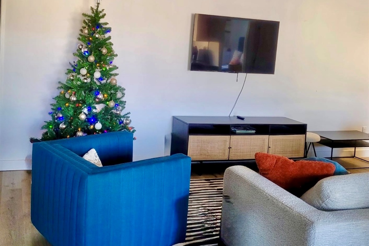 ✨ Cozy vibes + bold colors. This living room brings modern comfort to life — perfect for relaxing, gathering, and making memories