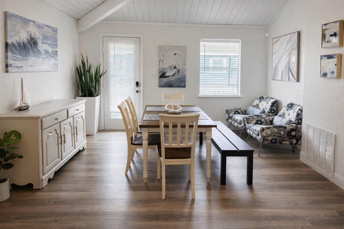 Spacious dinning room that seats 6