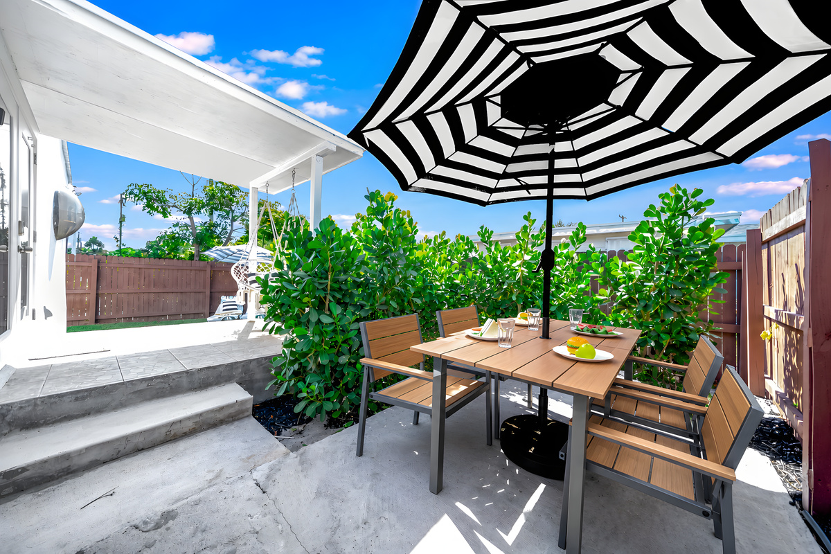 Perfect coffee spot in the morning or al fresco dining