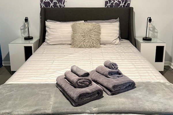 Experience bold design at this Spring Hill Airbnb! Comfortable yet beautiful decor with black out drapes for restful sleep. #stylishBedroom #SpringHillAirbnb #FloridaAirbnb #UniqueStays