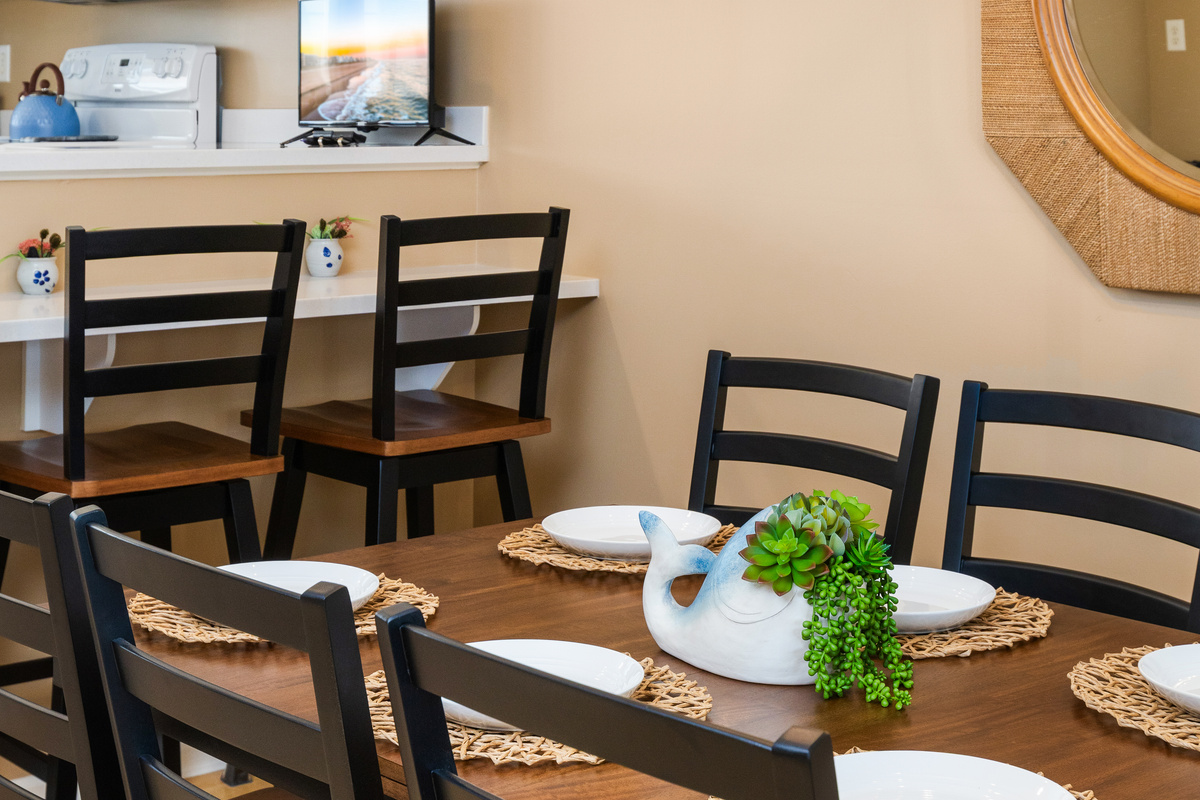 6-Person D.R. Table w/ Leaf to Extend