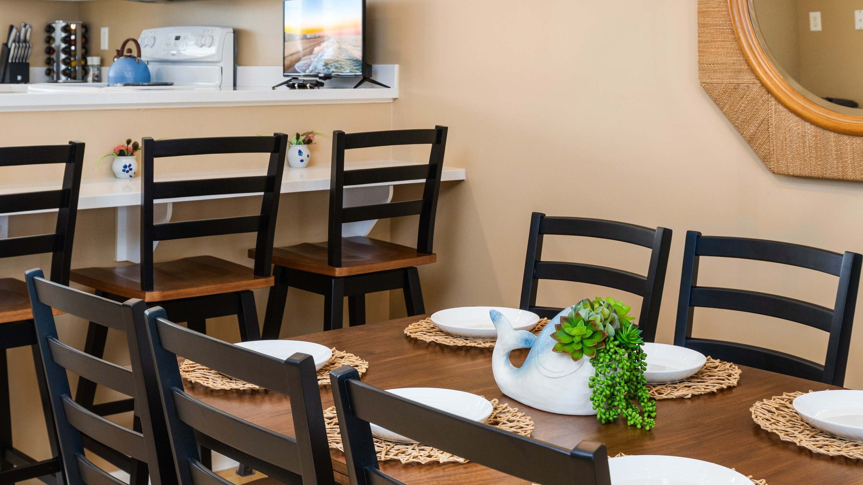 6-Person D.R. Table w/ Leaf to Extend