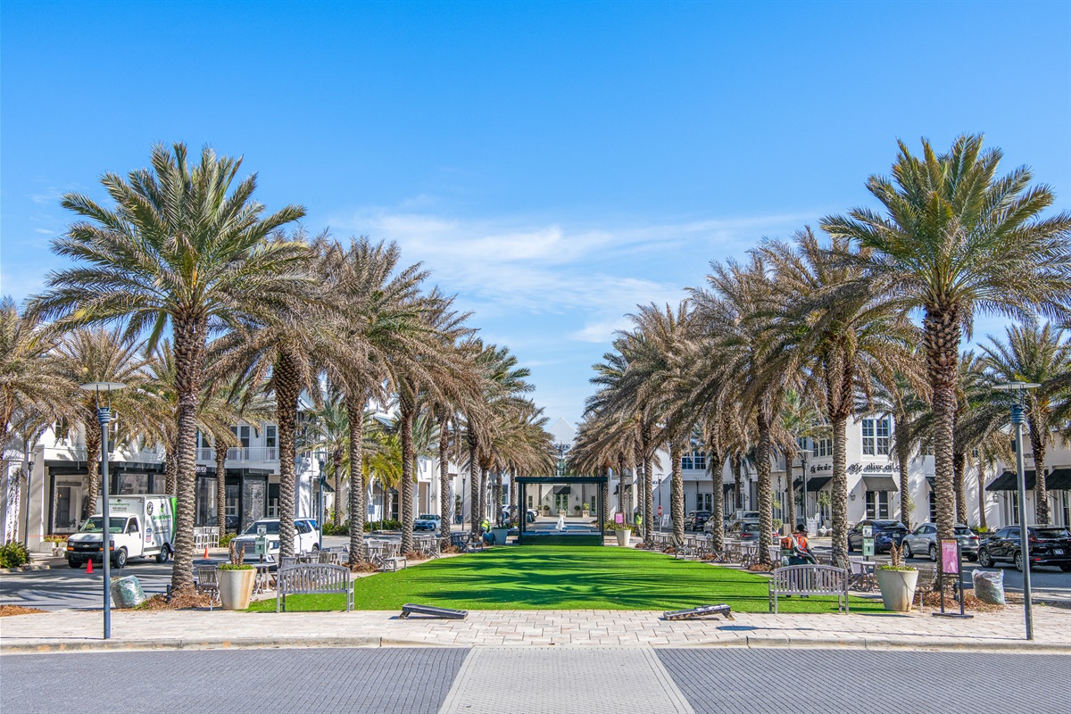 30 Avenue shops are directly next door to the house! A 2 minute walk will have you in the middle of dozens of restaurants, bars, an arcade, ice cream shop, live music, and so much more.