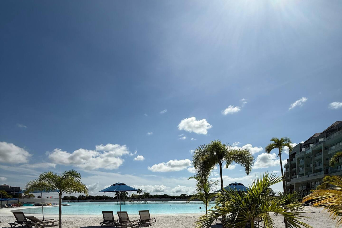 Disfruta de un momento junto a la piscina entre tus recorridos por la zona, con tumbonas, áreas con sombra y amenidades tipo resort para mañanas relajadas y tardes tranquilas.
