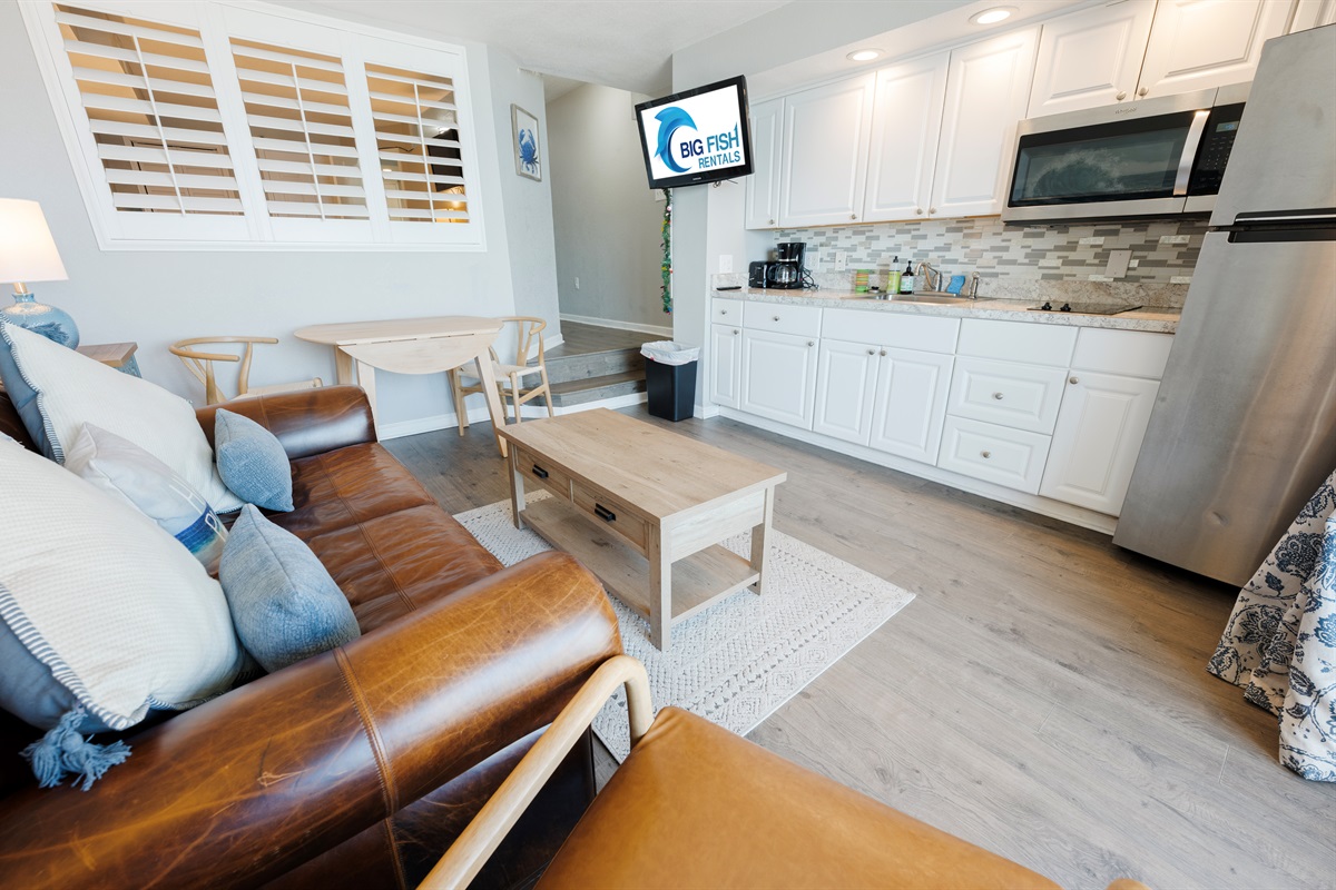 Living Room with Stunning Views🌊☀️