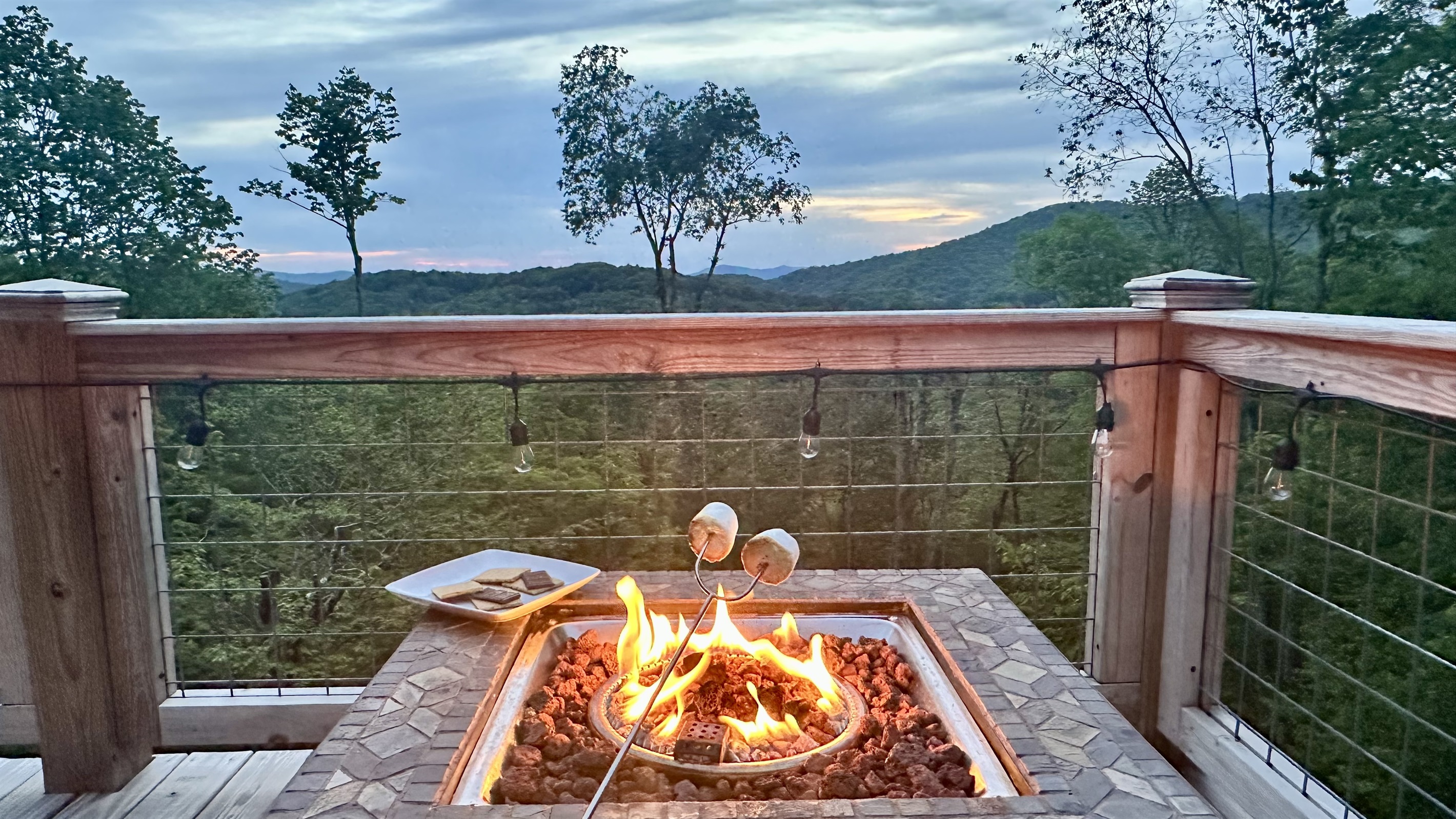 Enjoy the Firepit with views! Add smores and your favorite drink, a perfect treat after hiking or skiing!