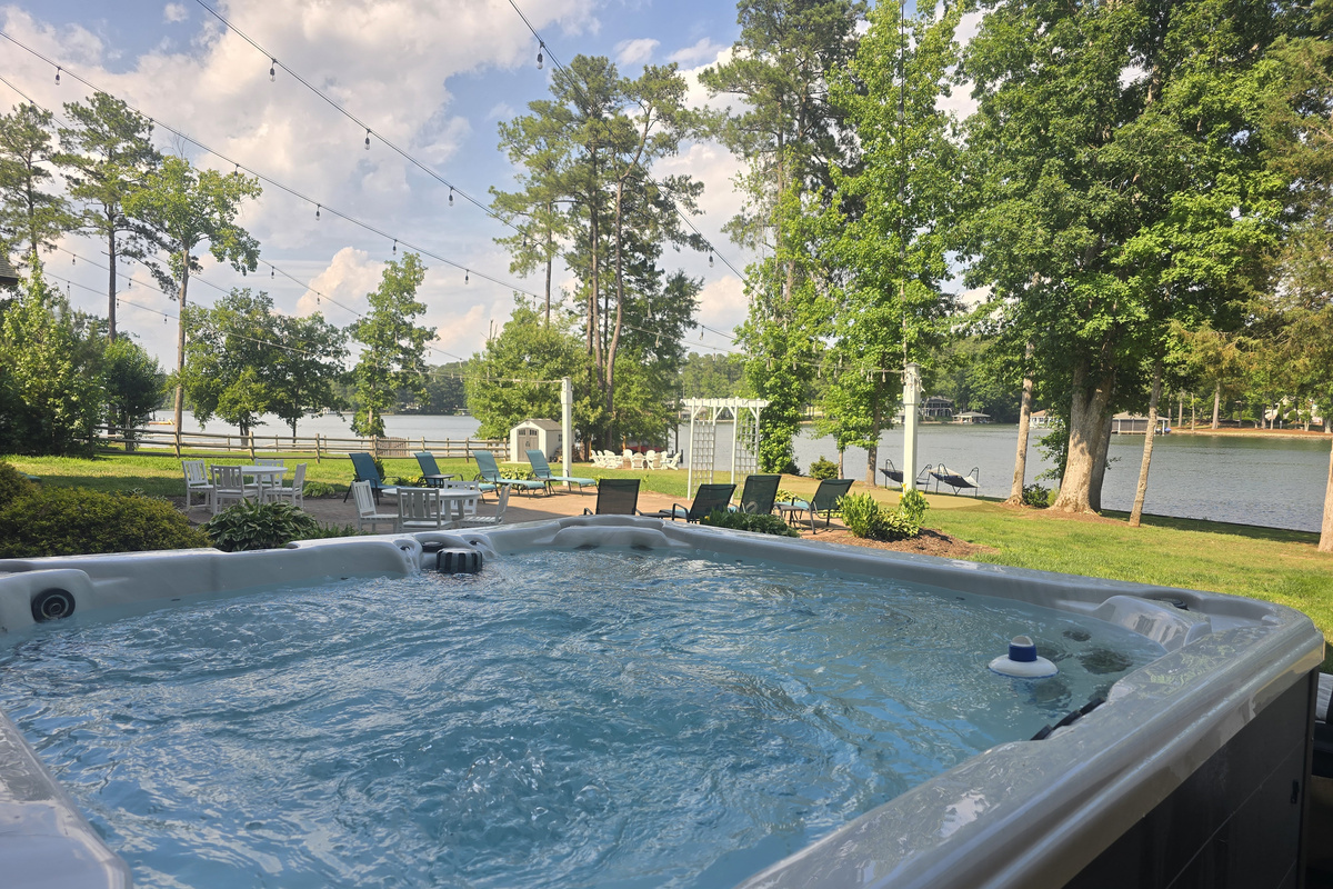 Hot Tub Happiness - 8-Person Hot Tub