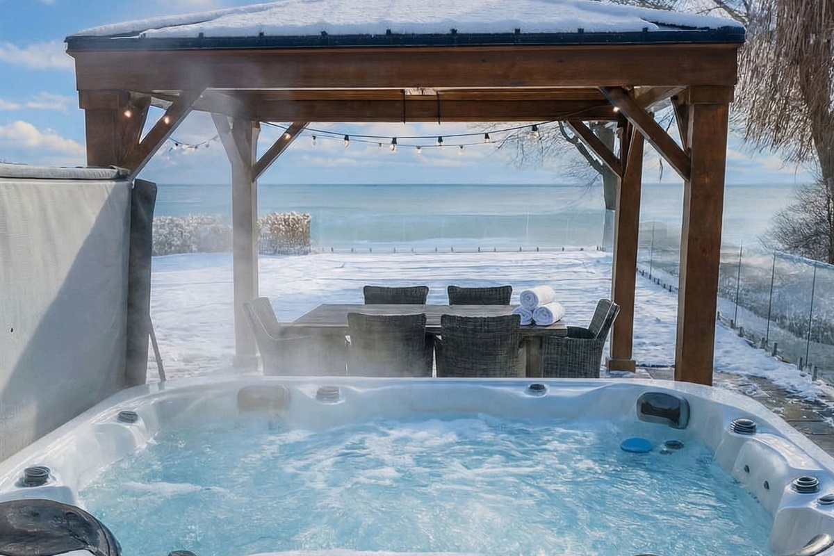 The year round hot tub is perfect for moments of deep relaxation, especially in the cold weather season.
