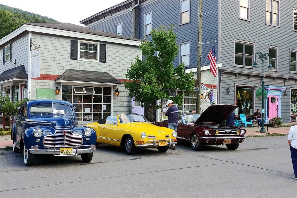 Binnekill Square on Main Street during a fun street event. 