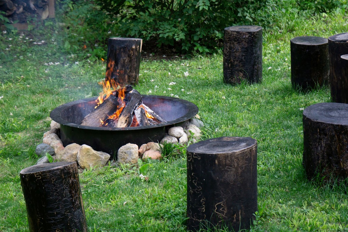 Have fun starting a fire in the fire pit. We provide fire starter and plenty of twigs.