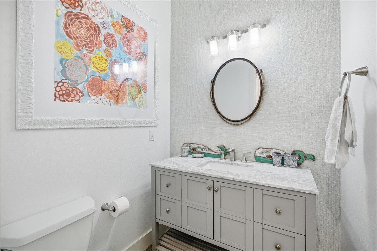Fresh, bright, and beachy-clean 🚿✨
This charming bathroom features a sleek vanity, coastal touches, and plenty of space to get ready—perfect for rinsing off after a day in the sun and sand.
