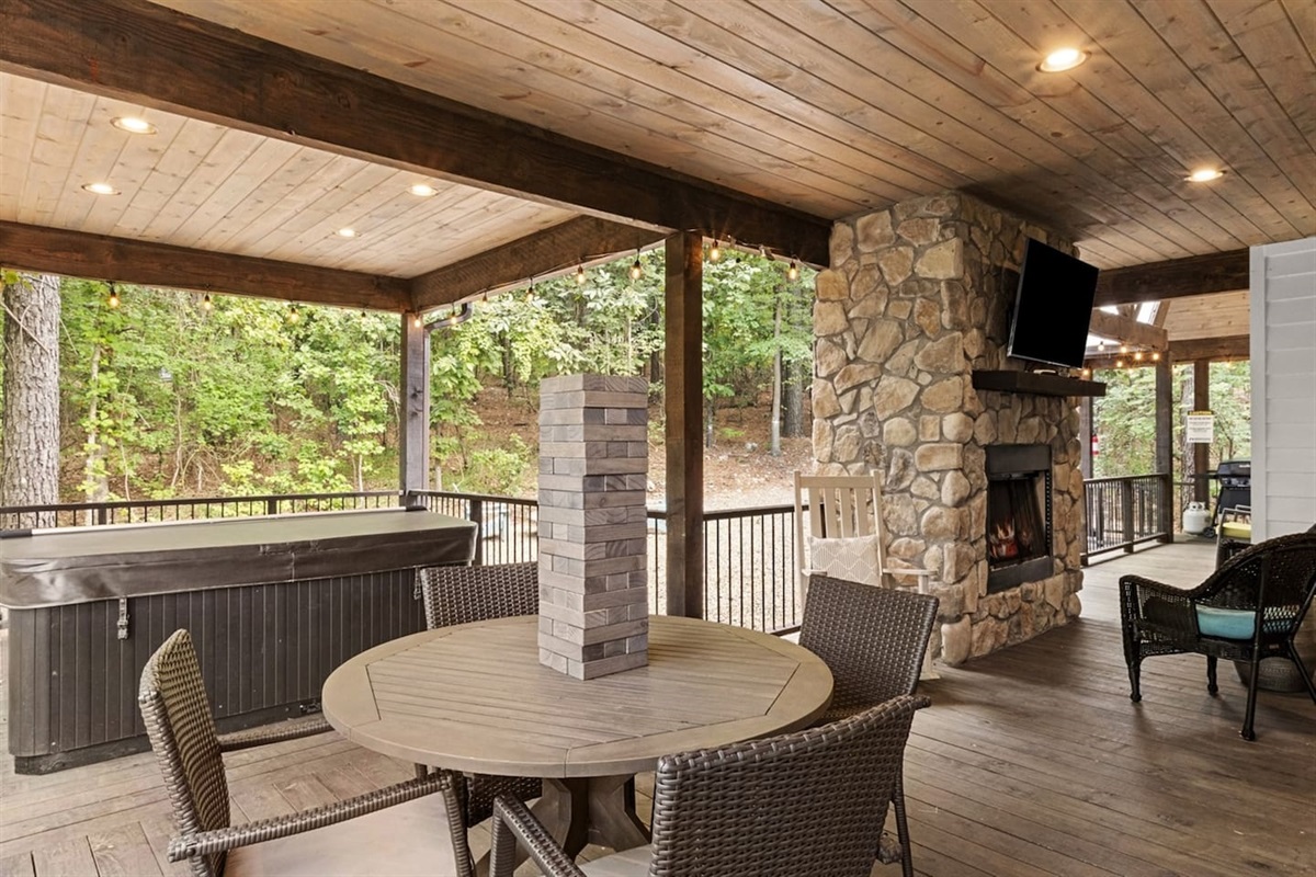 Soak in the private hot tub, warm up by the fire, and end the night with a classic game of Jenga—your perfect recipe for connection and comfort.