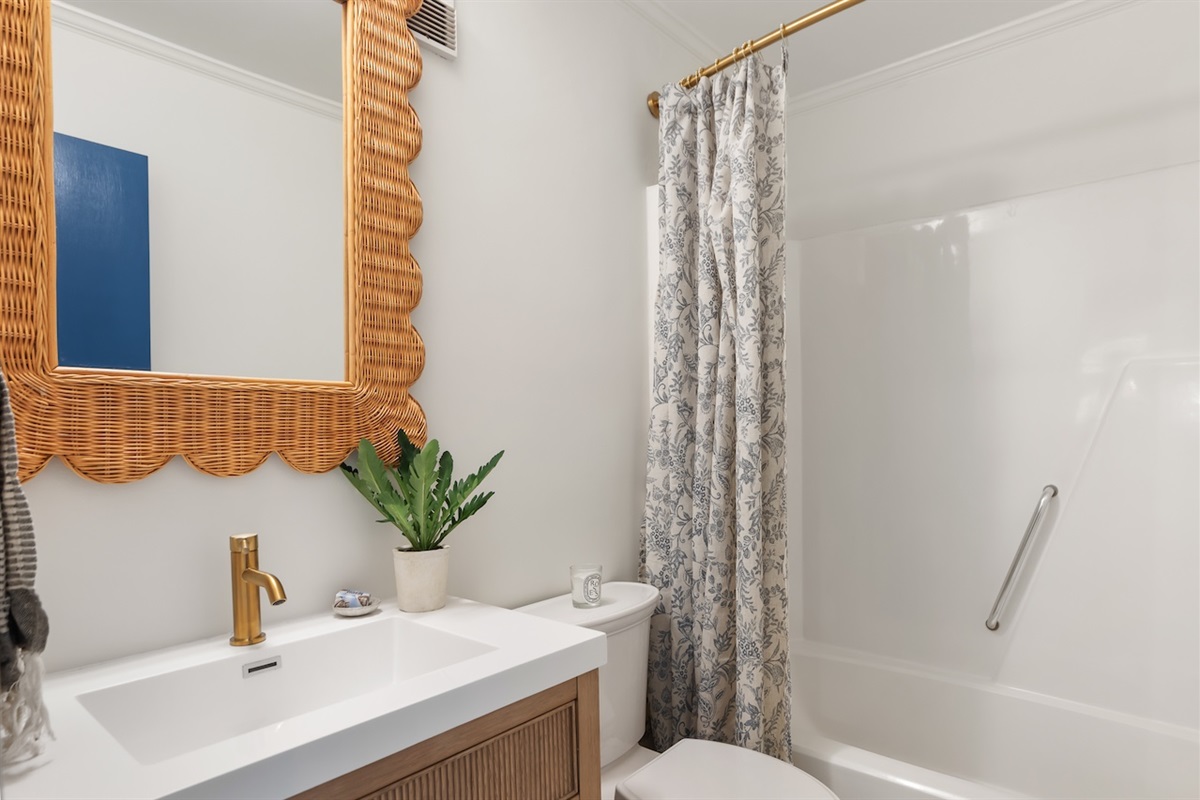 Full Bathroom  | 211C Oceanside Villas | Isle of Palms SC | IOP Escapes