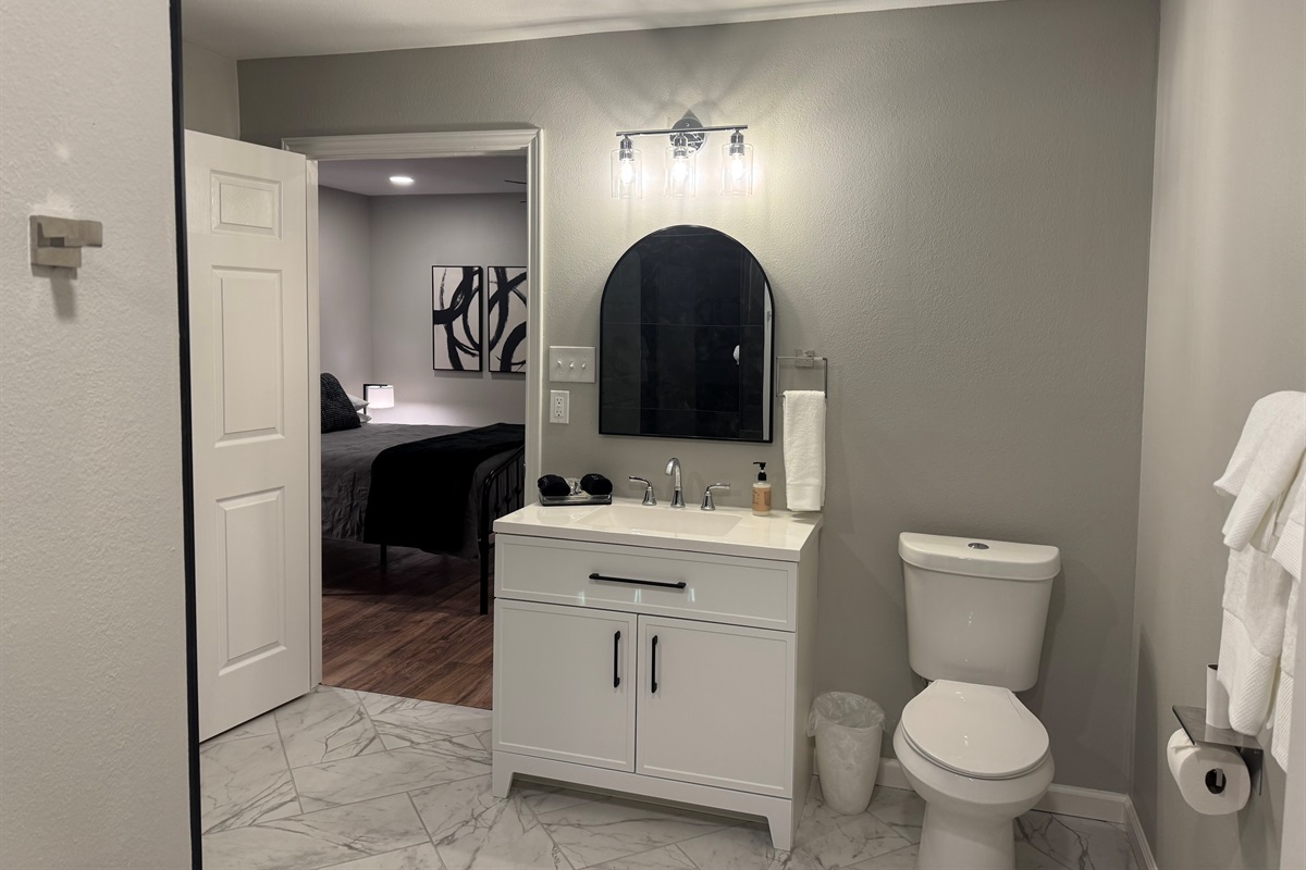 Queen Jack & Jill Bathroom #4