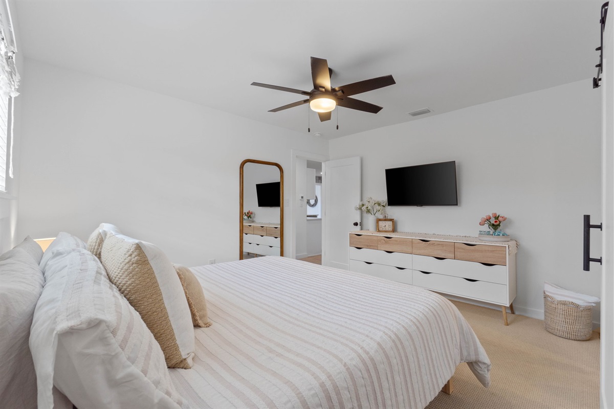 Small Serenity 5's Master Bedroom: King Bed, Private Remodeled Bathroom with walk in shower, soaker tub (sleeps 2)