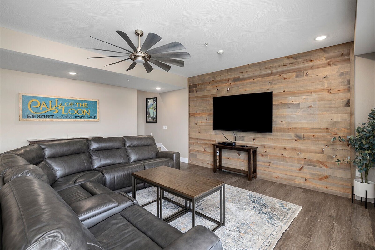 Lower Level Rec Room w/Big Screen TV