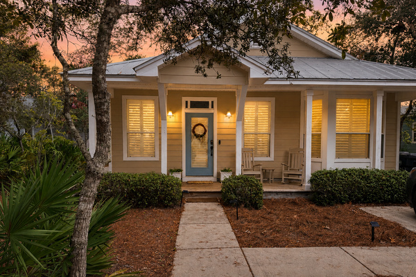 Charming Cottage: Private Deeded Beach Access 
