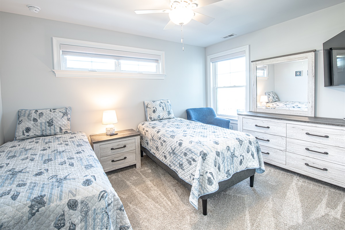 Twin bedroom w/ flatscreen TV