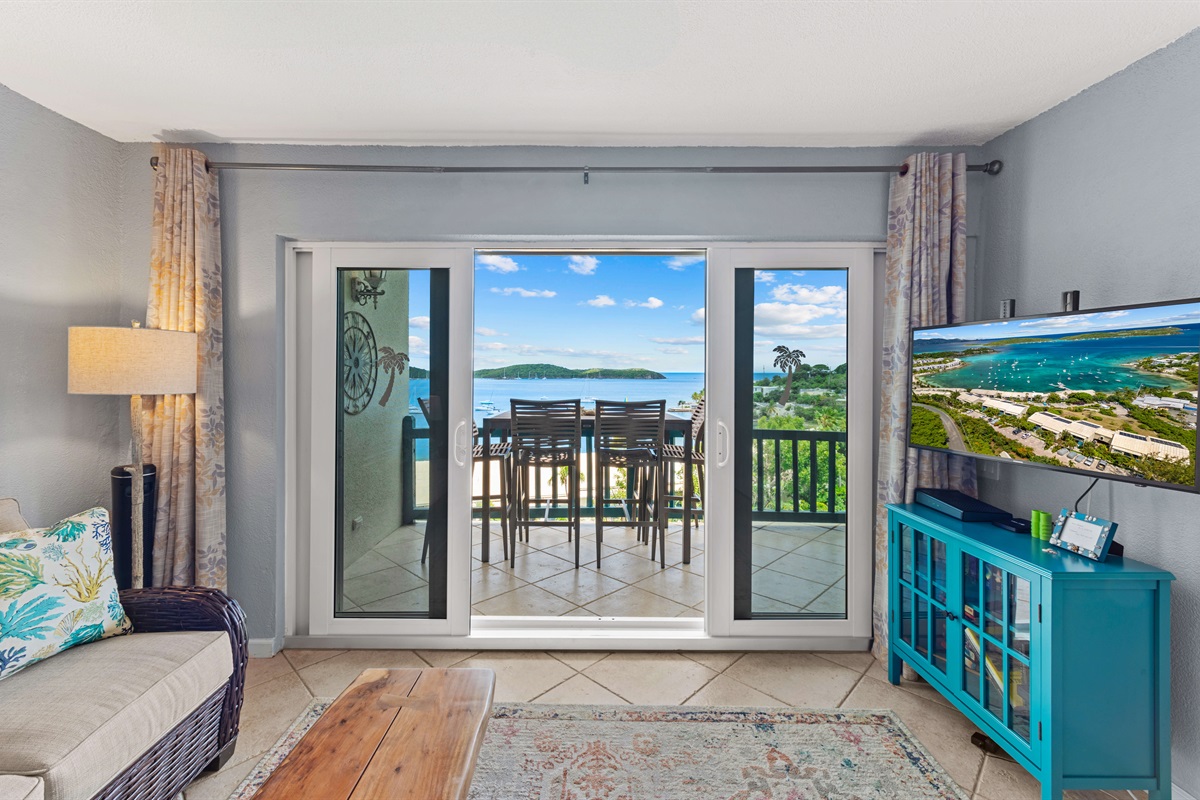 Open-concept living space with cozy seating and vibrant d&eacute;cor&mdash;ideal for family gatherings or quiet evenings.