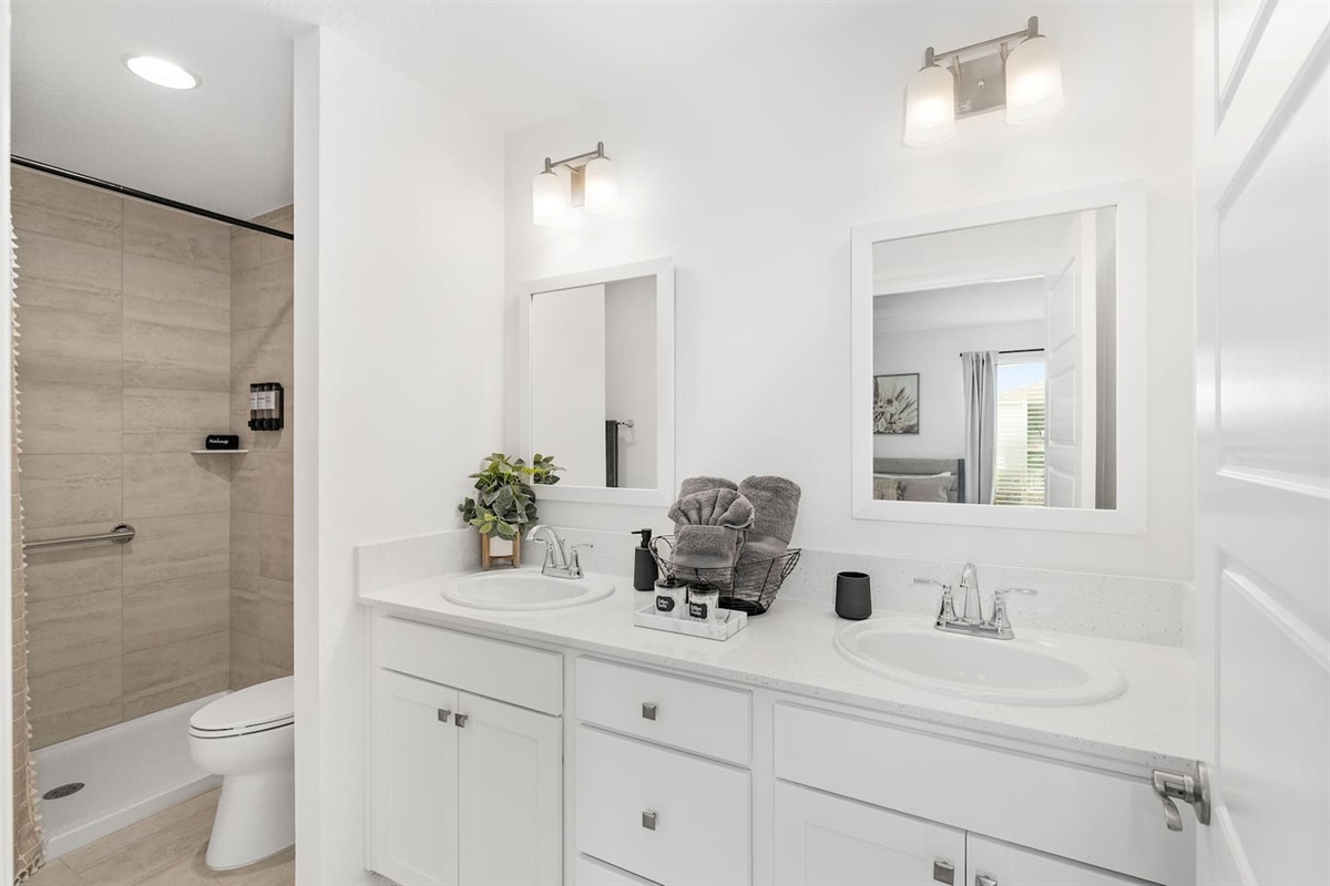 Fresh, bright, and effortlessly clean — this master bath gives you the kind of space that makes getting ready feel easy instead of rushed.
