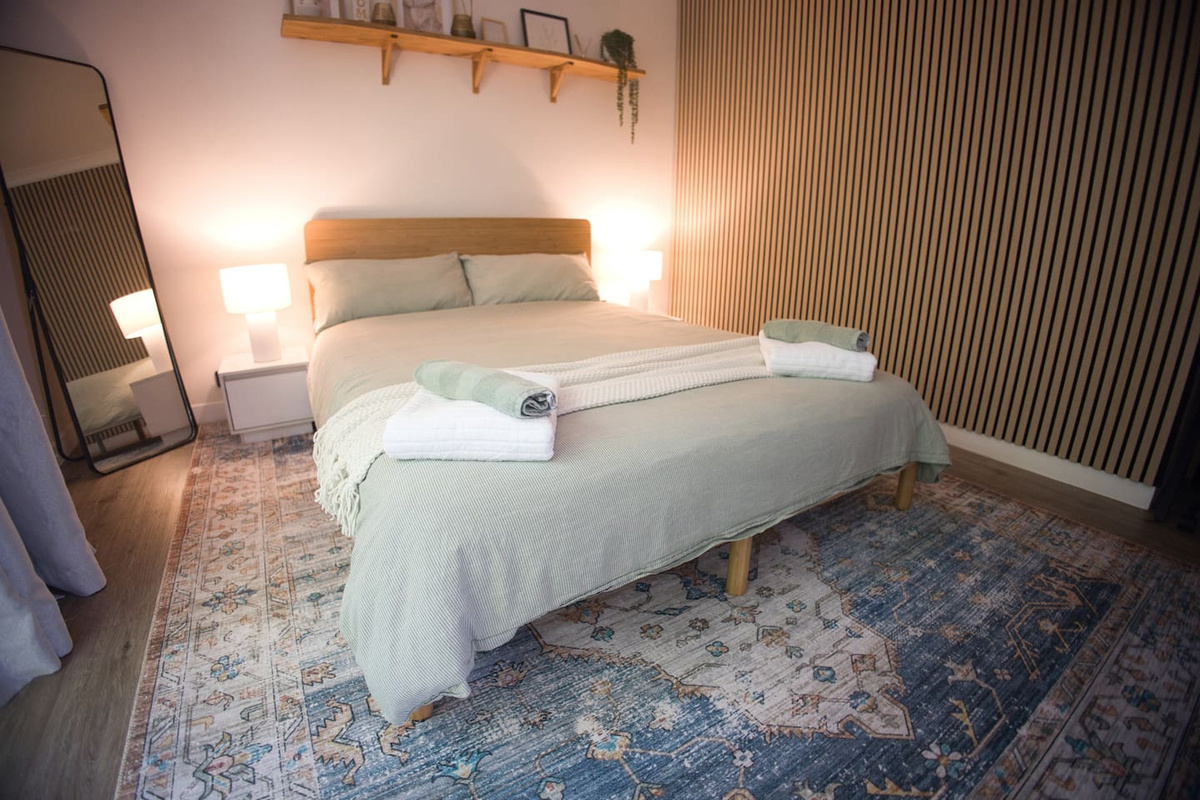 New queen bed