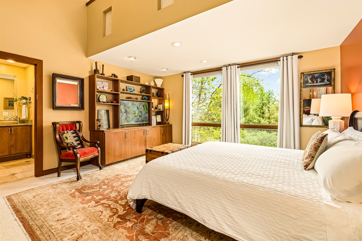 Mountain View's King encourages you to linger in bed, blinds up, and watch the day unfold. The en-suite bath is beyond.