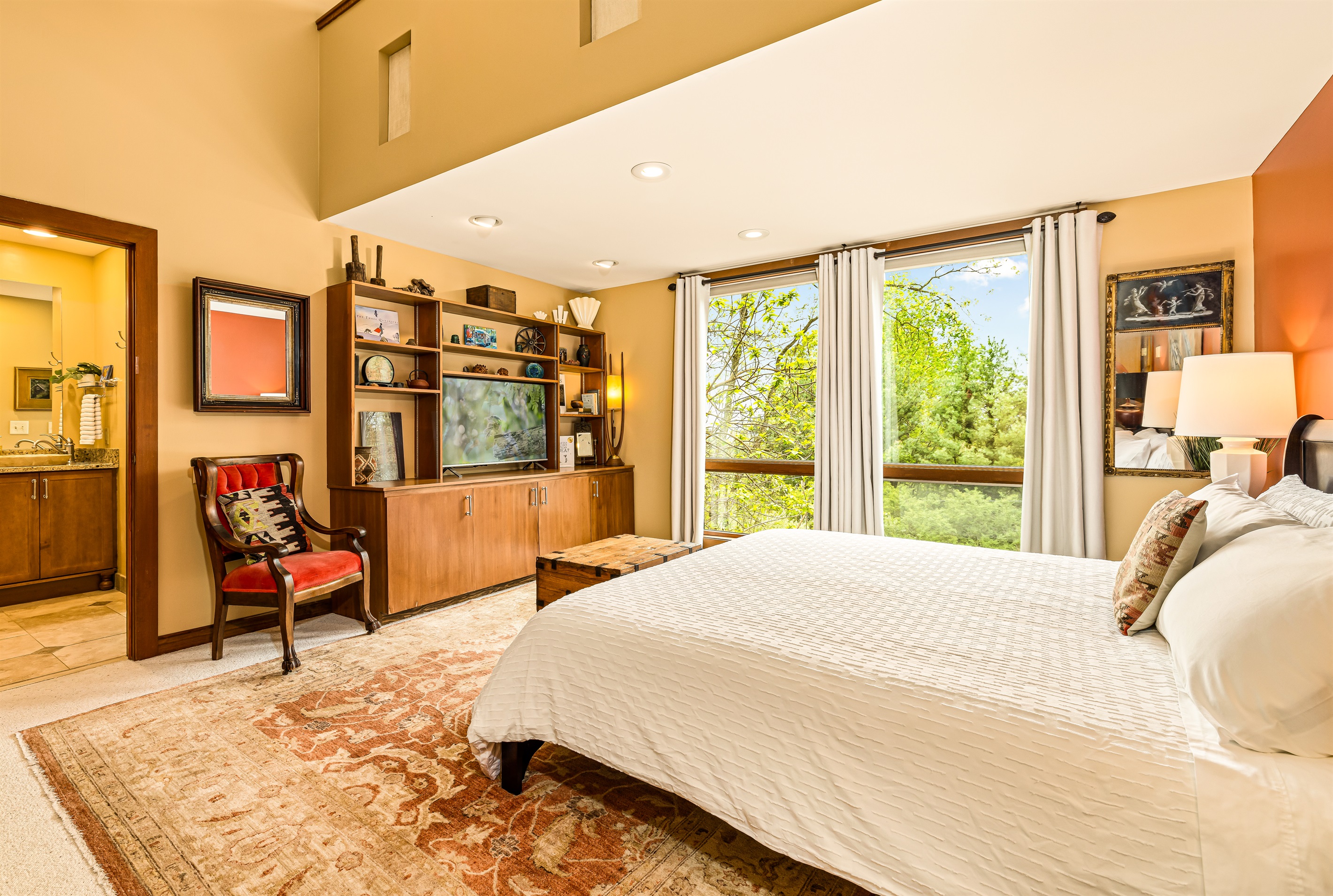 Mountain View's King encourages you to linger in bed, blinds up, and watch the day unfold. The en-suite bath is beyond.