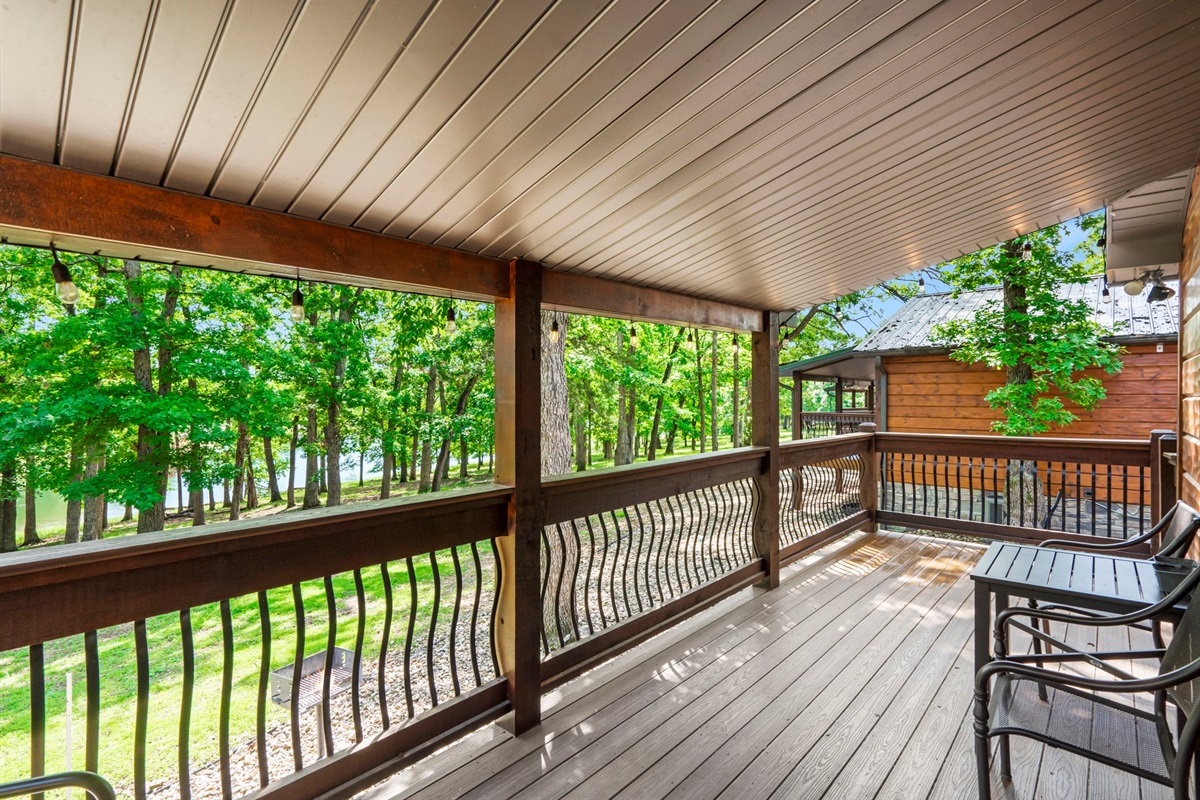 Beautiful views of the lake from the porch!
