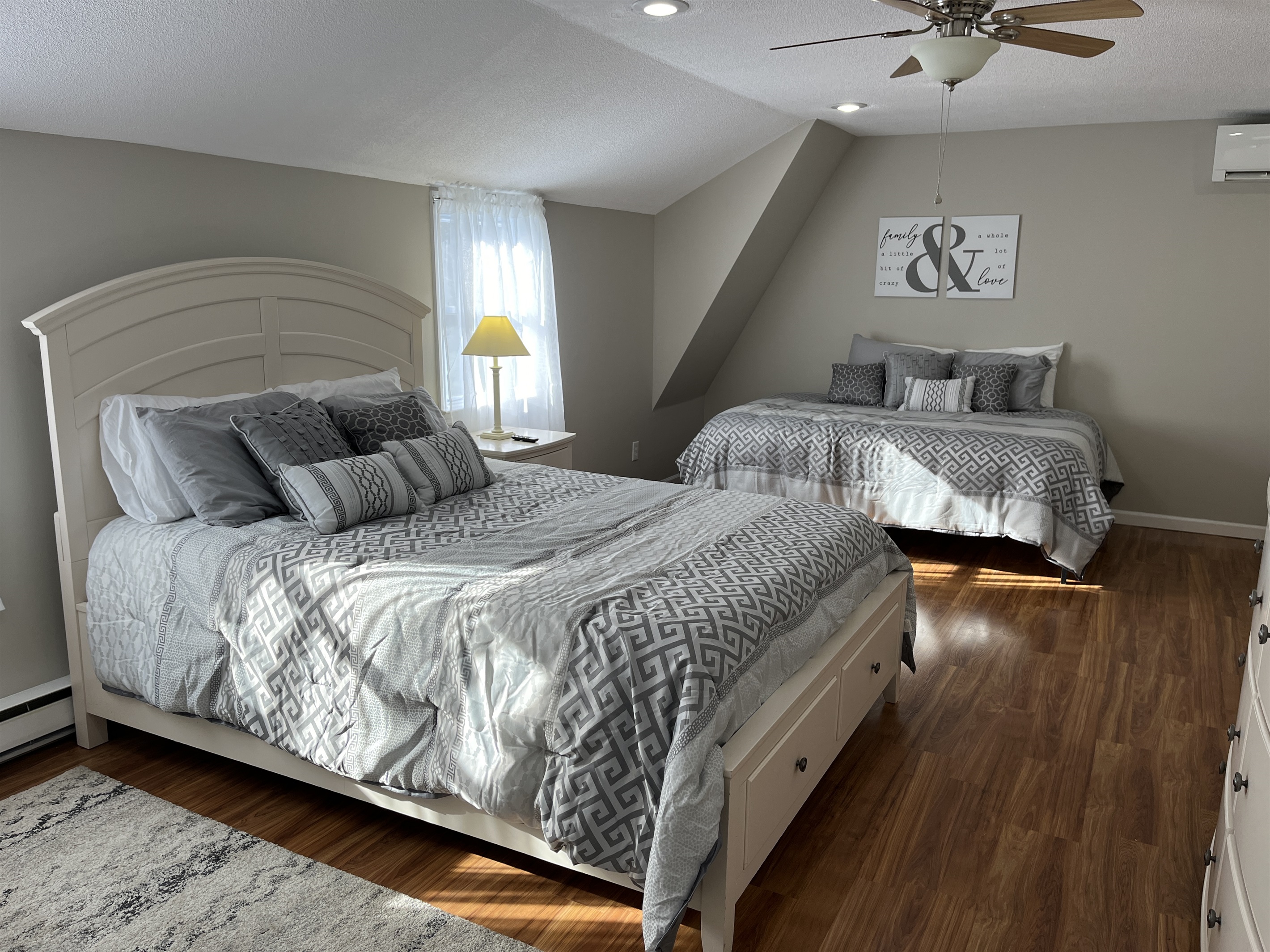 Hilltop Hideaway 2nd Floor 2 Queen bedroom #3 with AC.