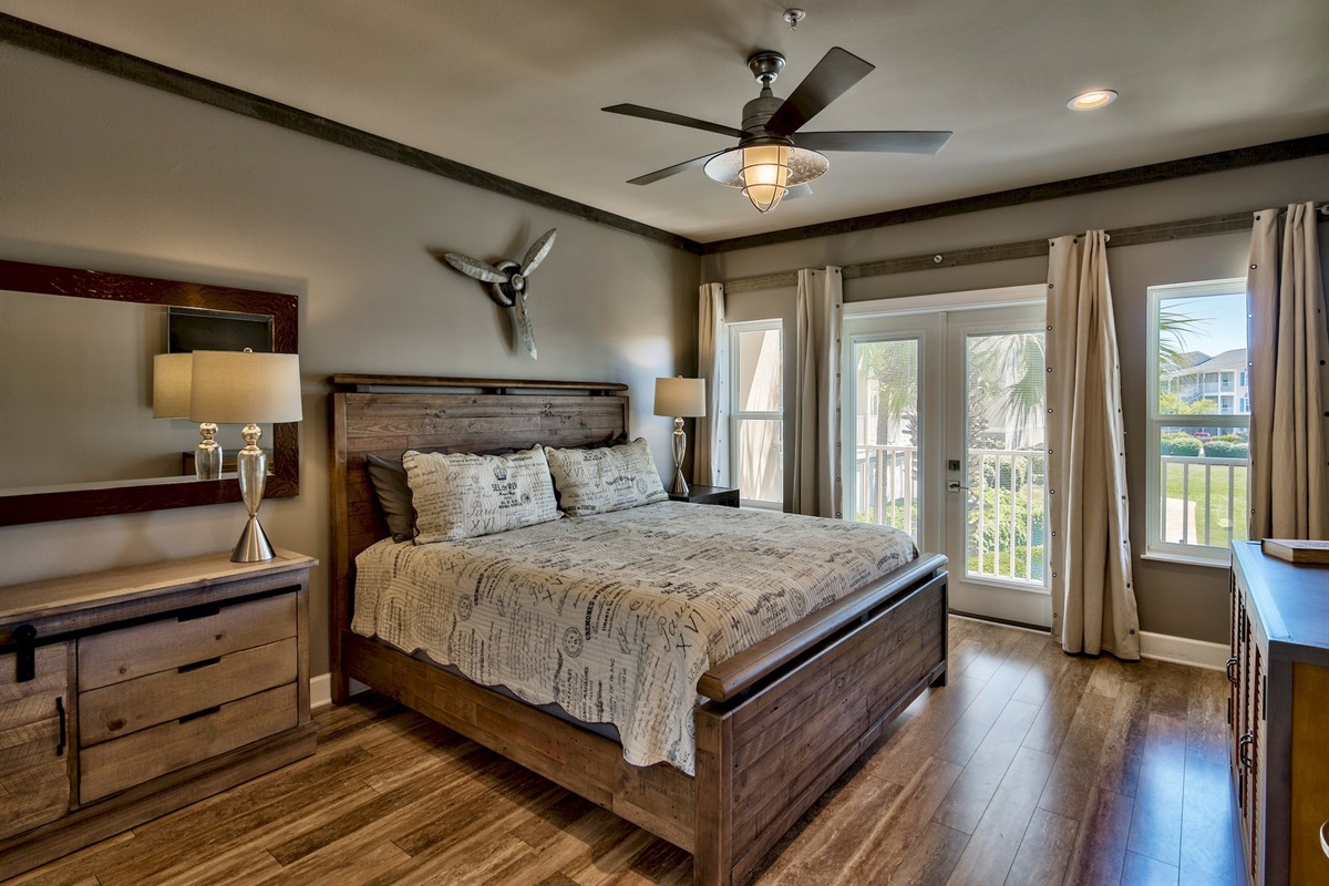 Master King Bedroom with Balcony access and en suite bath