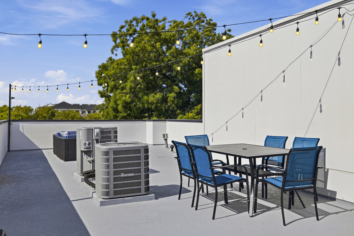 Enjoy sunset dinners under twinkling lights with fabulous skyline views!

