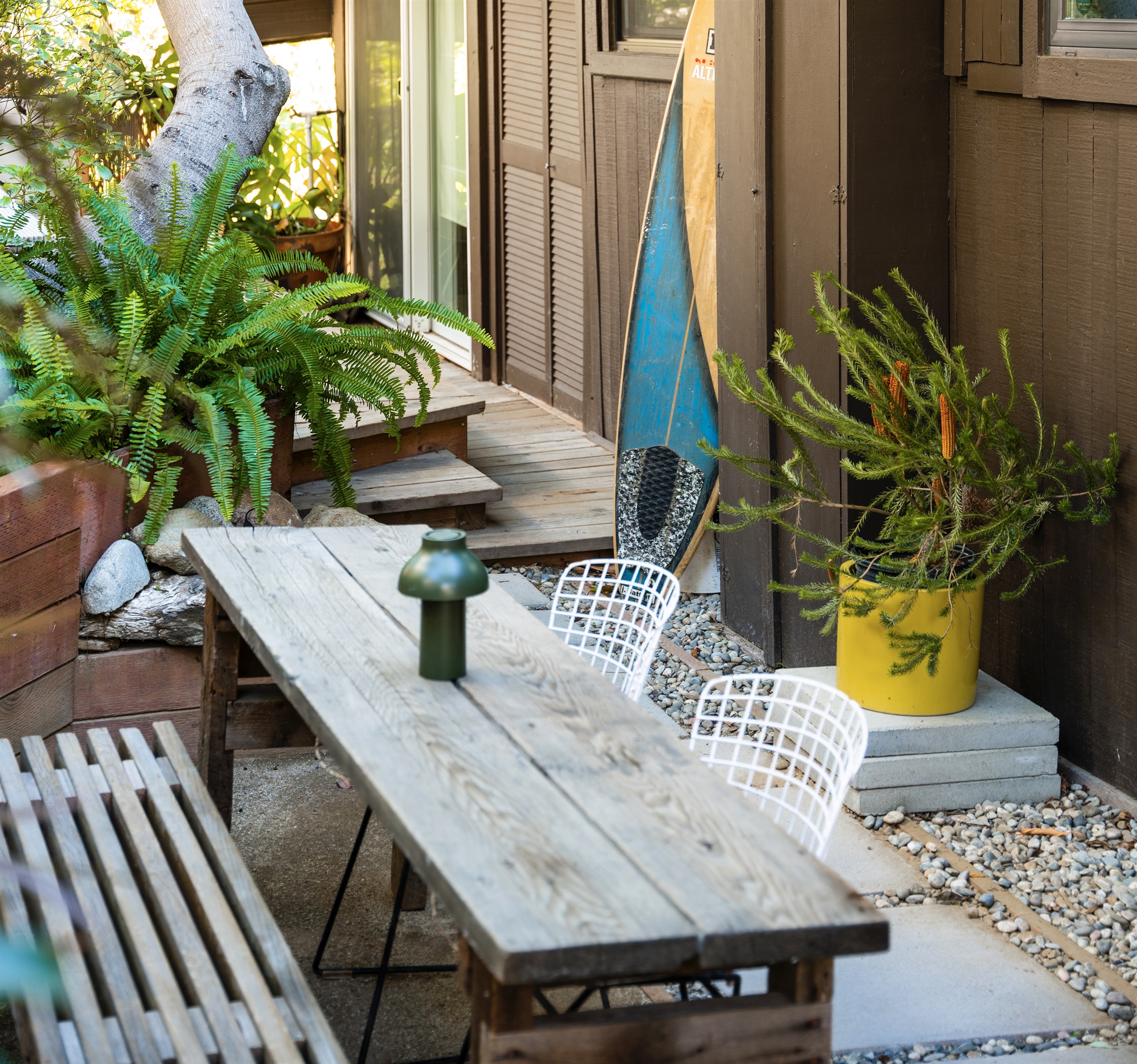 "Scenic Bites: Experience Outdoor Dining in Your Vintage-inspired Haven"