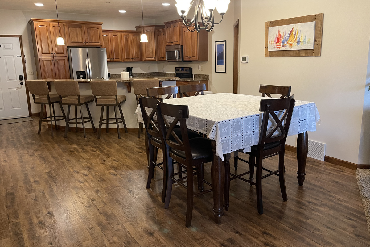 Dining area to kitchen