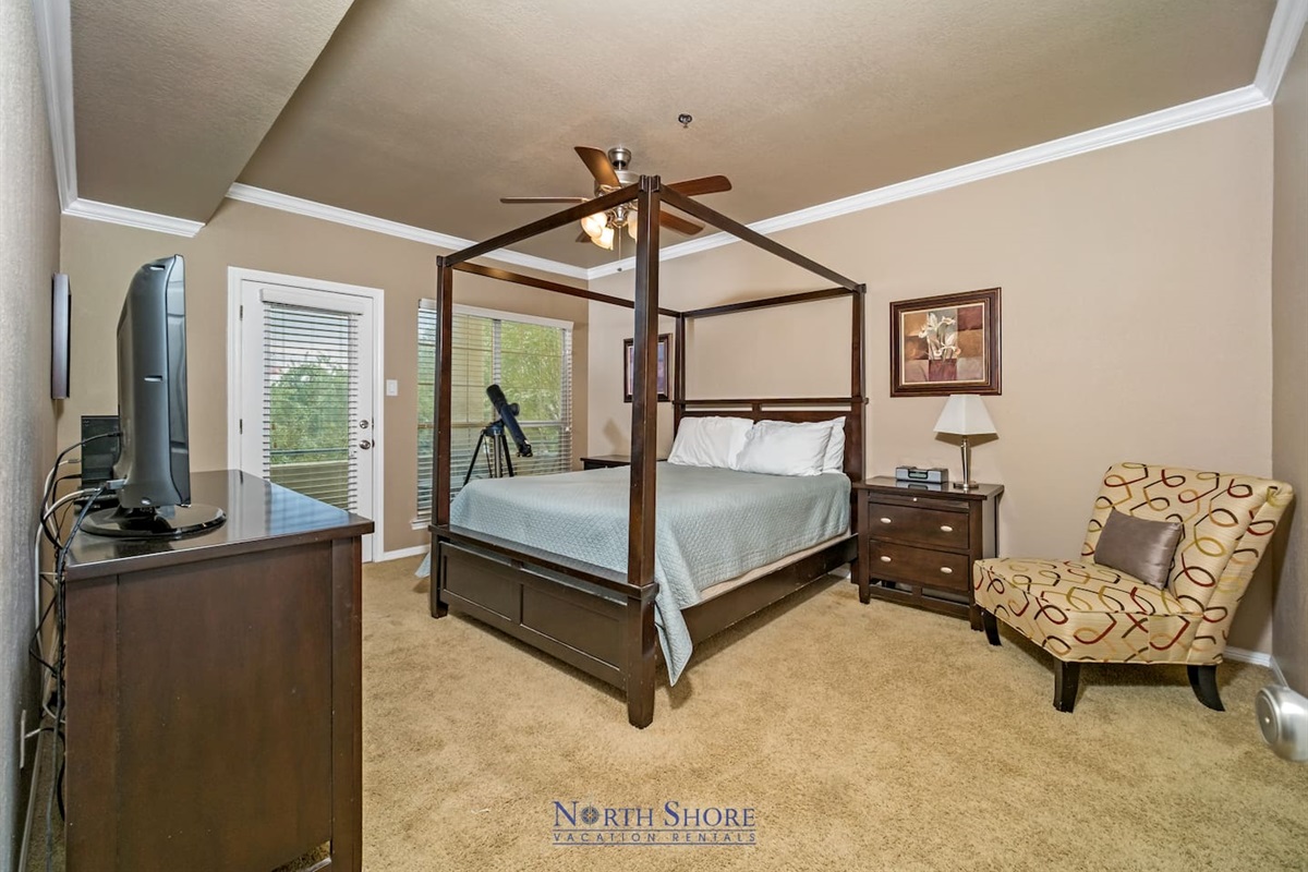 Queen Bed in Primary Suite