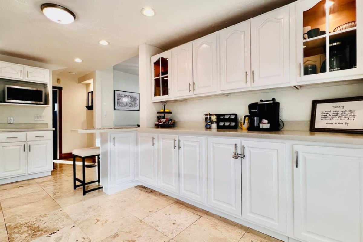 Modern full kitchen, equipped with top-of-the-line appliances and sleek finishes for a stylish cooking experience.