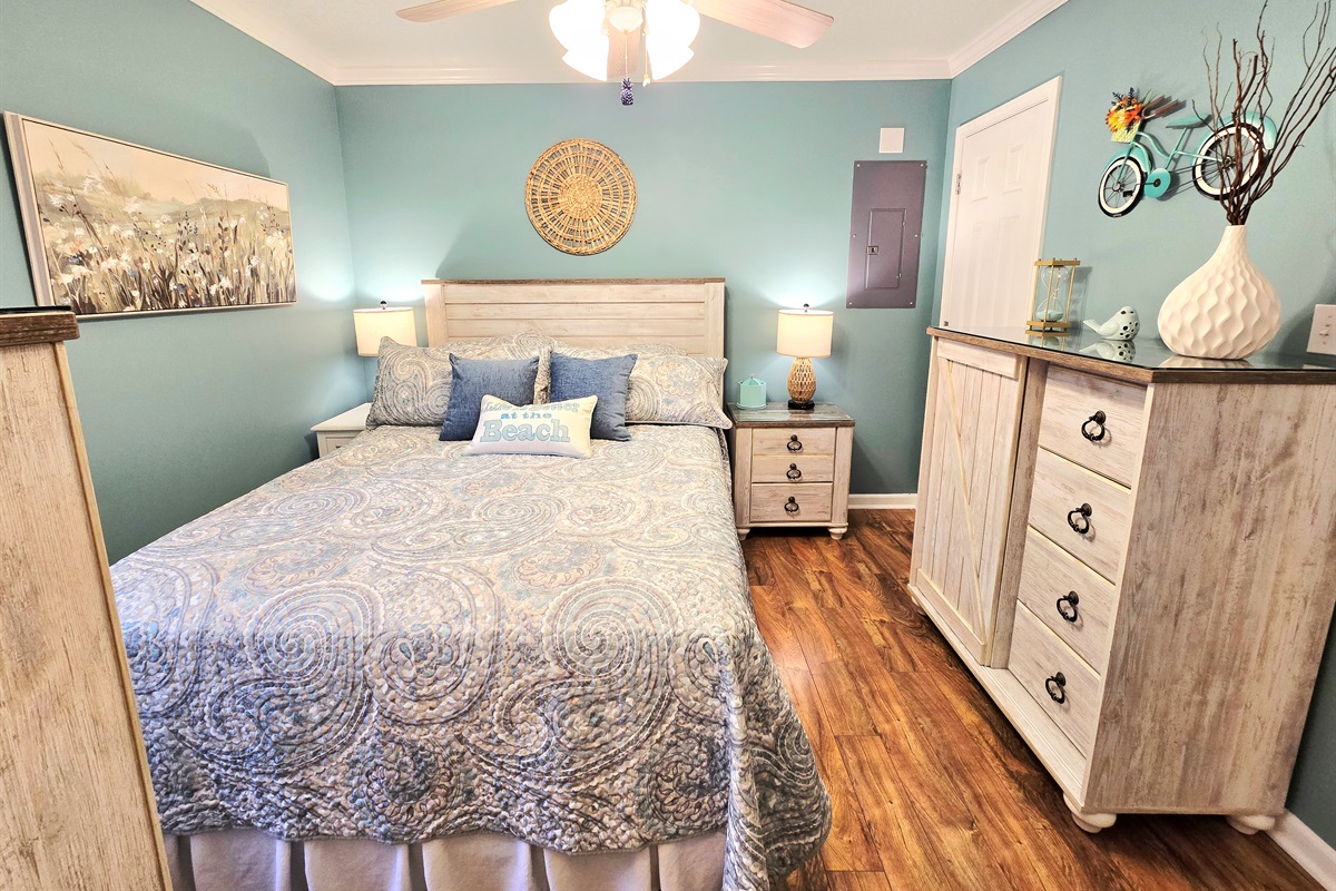Bedroom 1 - Primary Queen w/ Ensuite Bathroom