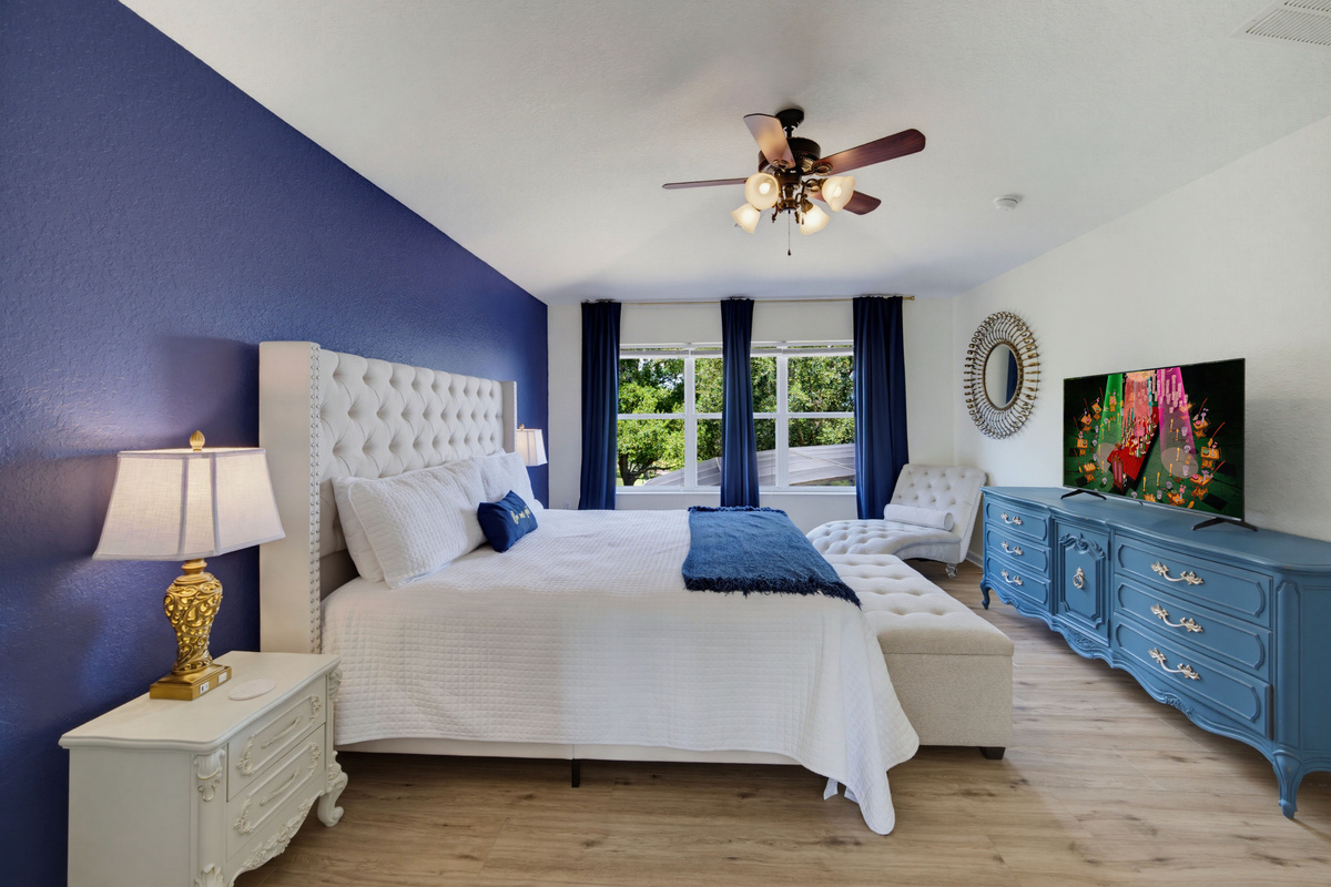 Primary king bedroom w/ en-suite bathroom