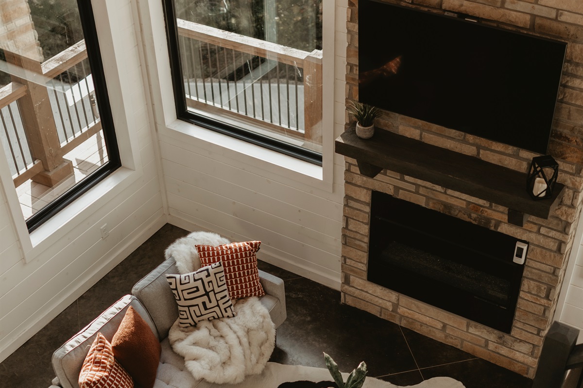 A warm corner made for slow mornings and fireside nights. Snuggle into soft throws, catch a show on the TV, or simply soak in forest views from soaring windows—this is cabin comfort at its finest.